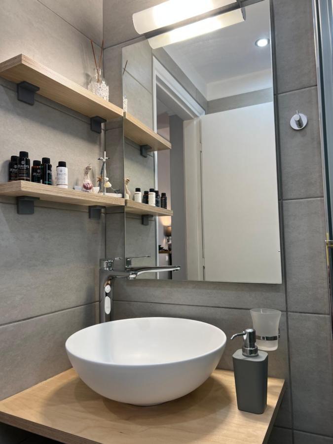Living Near Acropolis By Sylvia Staikou At Nikis Str Apartment Athen